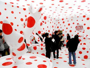 View_of_the_-I_pray_with_all_of_my_love_for_tulips.-_installation_at_the_Yayoi_Kusama_Special_Exhibition_at_the_Osaka_National_Museum_of_International_Art